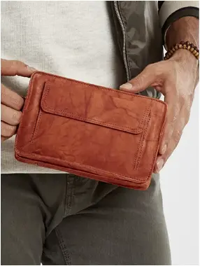 Light brown leather men´s sachet with a handle